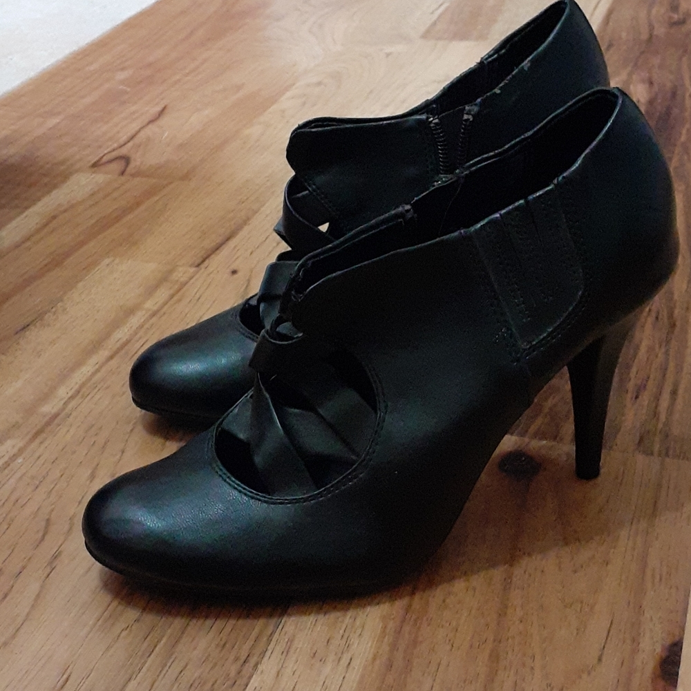 Vera Wang booties